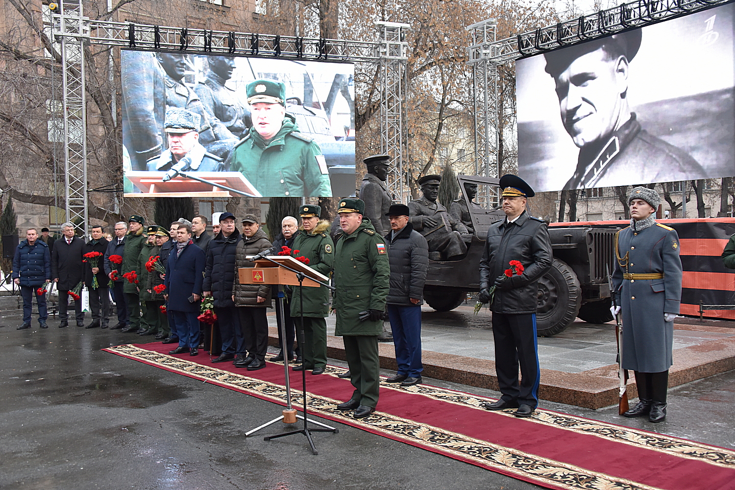 Фоторепортаж: в Екатеринбурге открыли еще один памятник Георгию Жукову.  Рассказываем, где - «Уральский рабочий»